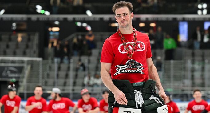 Panther halten Goalie Peyton Jones