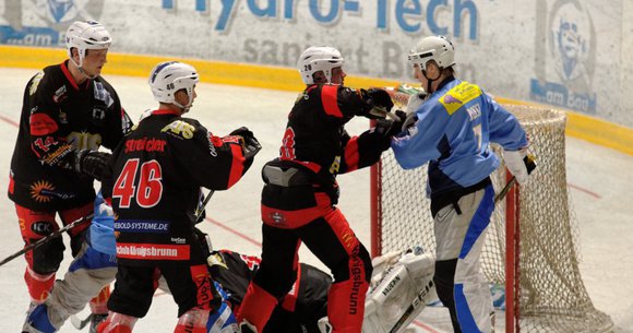 Pantherprofis spielen im Sommer Inlinehockey